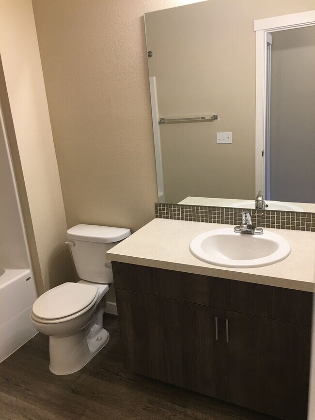 Building Photo - Beautiful 2 bedroom, super cute floorplan, laundry room with full size washer and dryer!