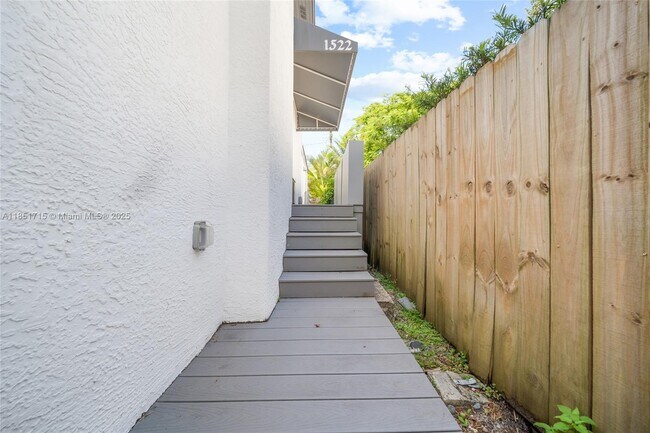 Building Photo - 1520 SW 11th Terrace