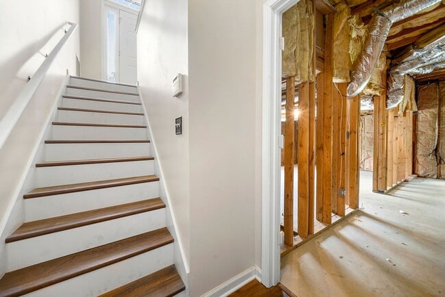 Building Photo - SPACIOUS 3 BED /2 BATH HOME