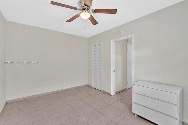 Building Photo - 930 N 16th Ave