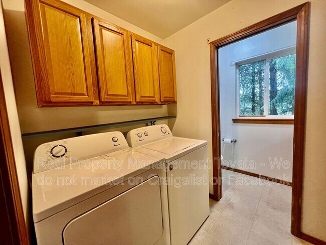 Building Photo - 450 W Alder Dr