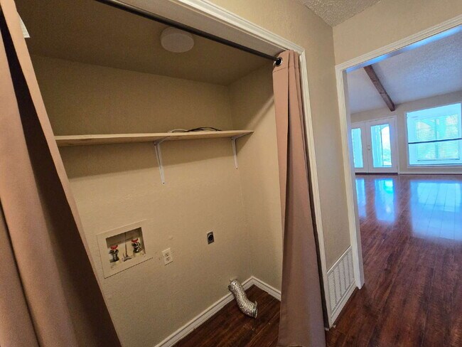 Building Photo - Stunning 1 Bedroom Condo with Gorgeous Views of Granbury Lake