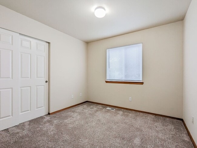 Building Photo - **Move-In Special** Spacious 3 bed, 2 bath...