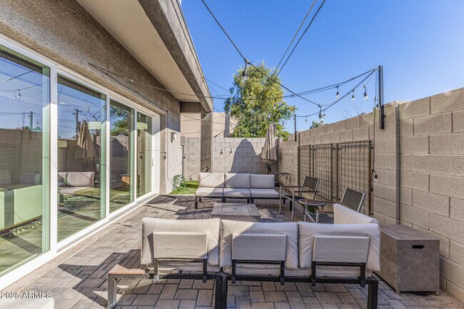 Building Photo - 2315 E Pinchot Ave