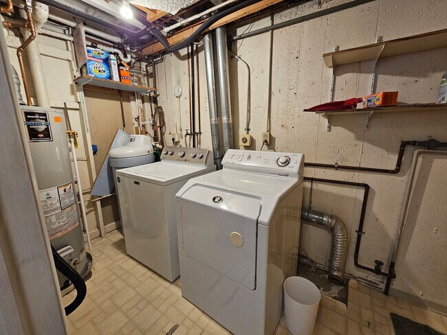 Building Photo - 4-Bedroom Home with In-Ground Pool, Solar ...