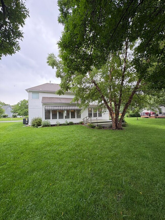 Building Photo - 4 bed/4.5 bath Overland Park Home w/seasonal Pool/Park/Trail in Blue Valley!!