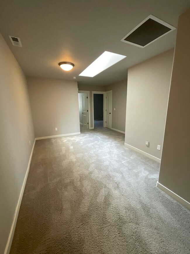 Building Photo - 3 Bedroom Townhome  in SW Redmond  - Parkl...