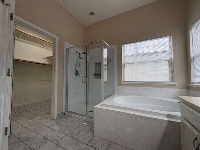 Building Photo - 3 bdrm + den in Woodcreek Oaks