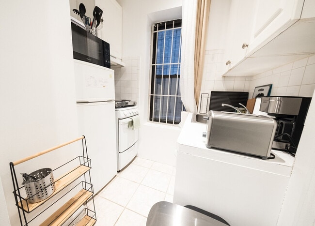 Building Photo - 317 E 75th St