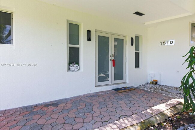 Building Photo - 1510 S Treasure Dr
