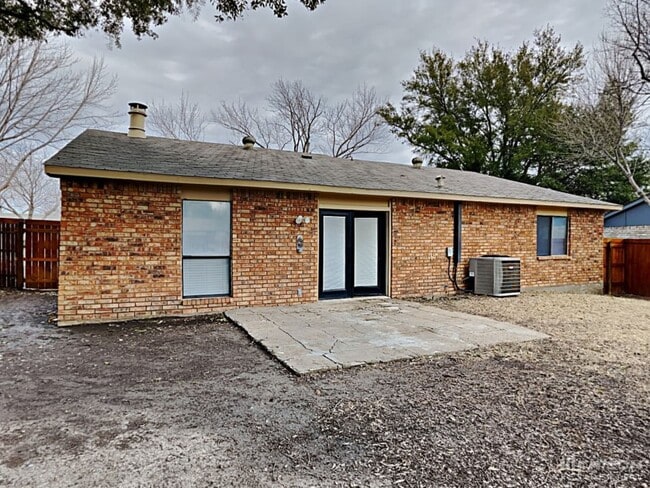 Building Photo - 1005 Llano Trail