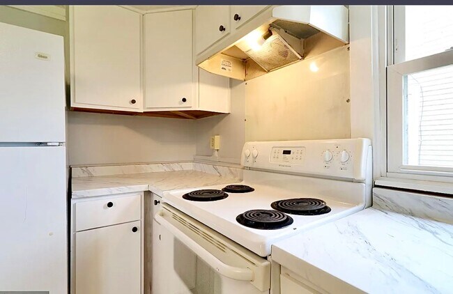 Building Photo - Charming 3-Bedroom Home with Office in How...