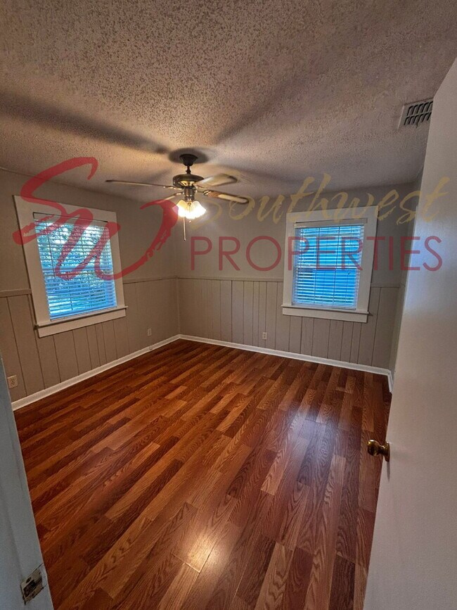 Building Photo - Cozy 2 Bed, 1 Bath Home