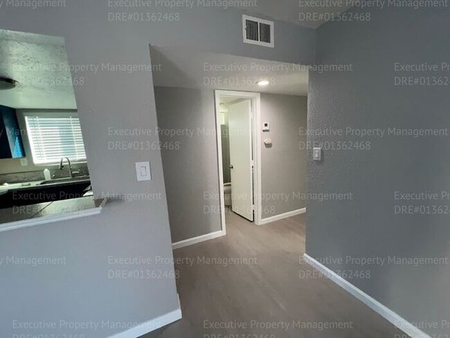 Building Photo - 1 bedroom/ 1 bathroom floor unit.