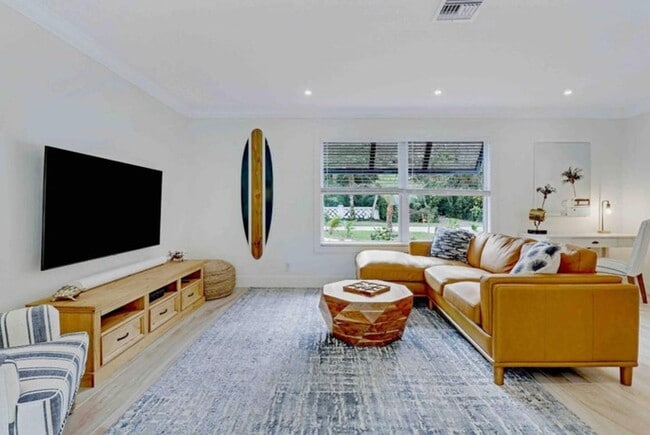 Building Photo - 9 W Riverside Dr