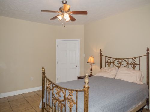 Building Photo - 617 E School St