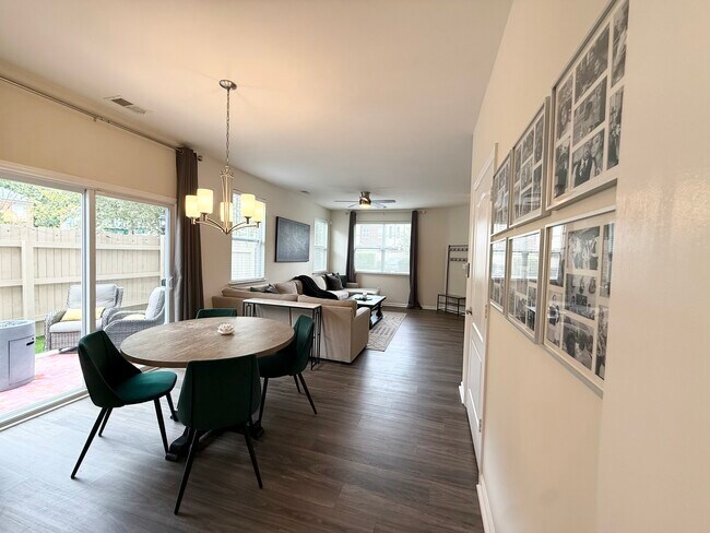 Building Photo - 410 Oakstone Trl