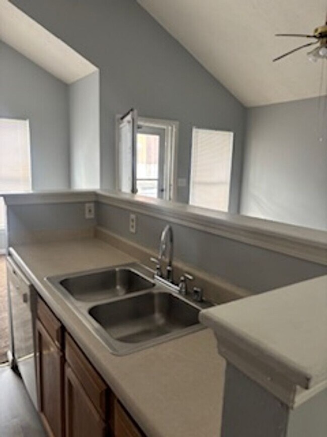 Building Photo - RH - 331