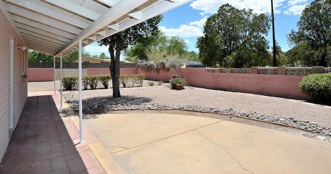 Primary Photo - 2542 E Halcyon Rd