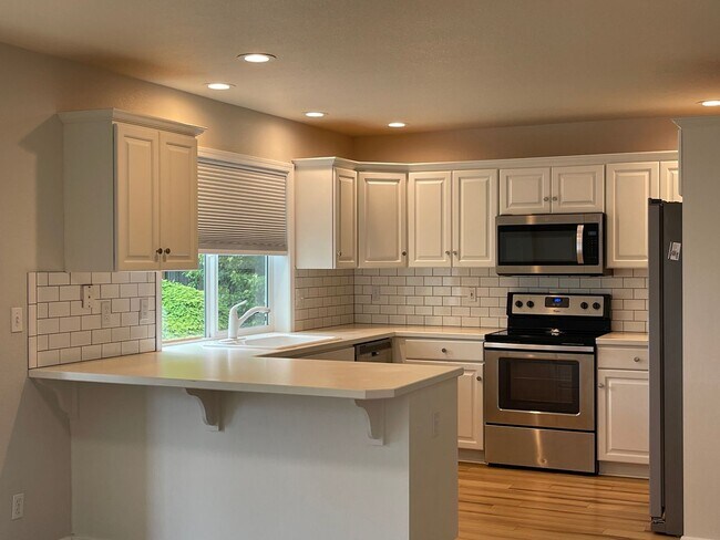 Building Photo - In town Poulsbo neighborhood large 4 bedroom now available