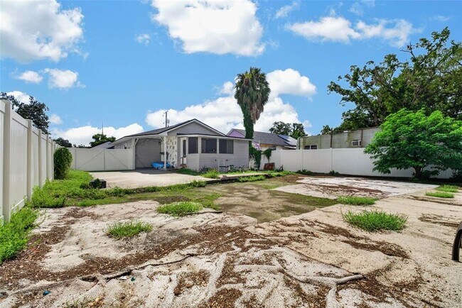 Building Photo - 8114 N Edison Ave