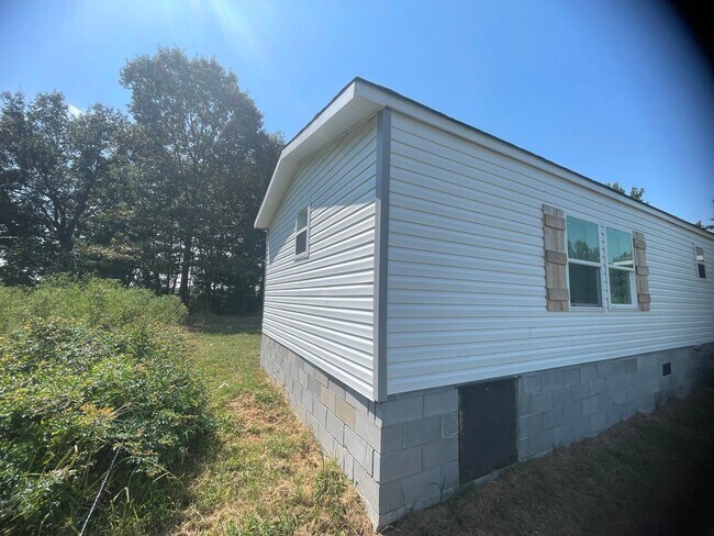 Building Photo - 3 BR 2 Bath 1,280 sq ft singlewide mobile ...