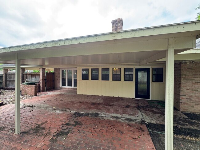 Building Photo - Beautiful home with over 2k square feet!