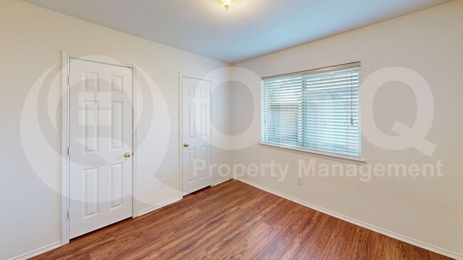 Building Photo - 205 Larkspur Dr