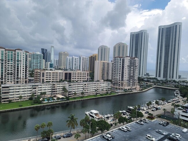 Building Photo - 300 Bayview Dr