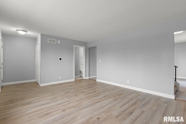 Building Photo - 2022 W Glen Ave