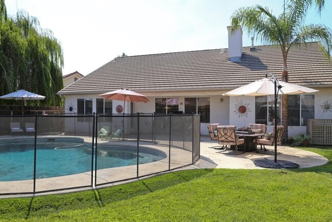 Building Photo - 5731 N Tracy Ave