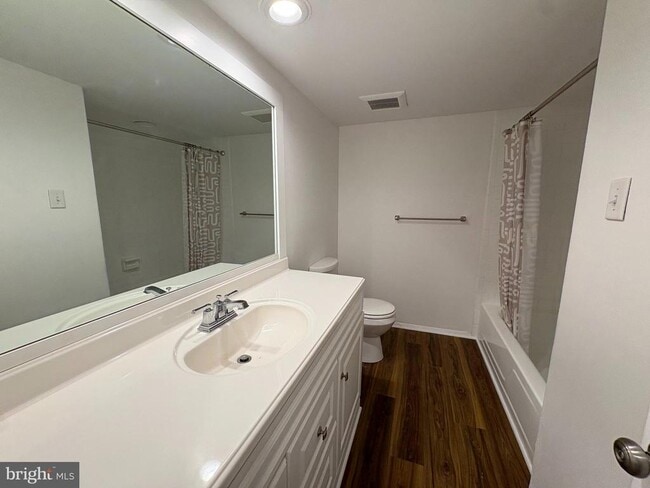 Building Photo - 50 Darien Way