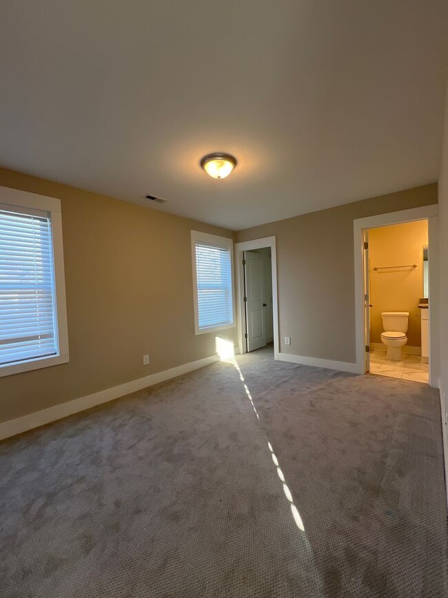 Building Photo - Beautiful Newer Build: Three Bedrooms in t...