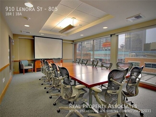 Building Photo - 910 Lenora St