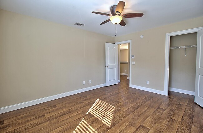 Building Photo - 41 E Clay St