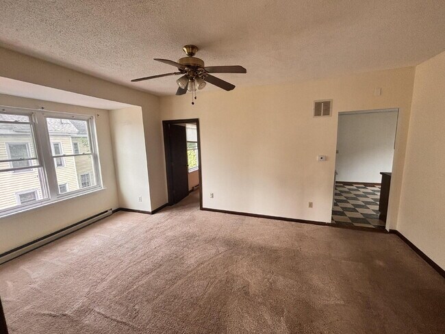 Building Photo - No more commute! Large 2 unit with parking - walk to downtown and BIW.