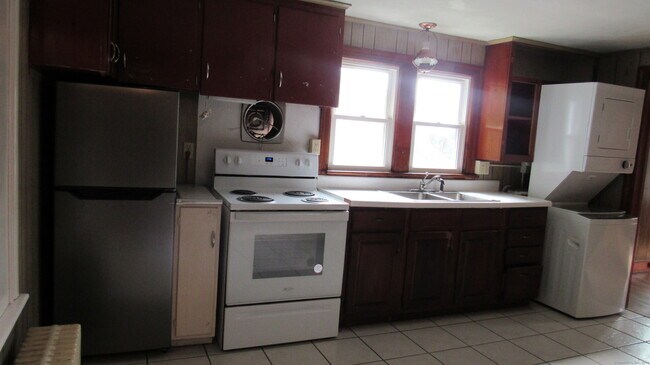 Building Photo - 183 Harwinton Ave