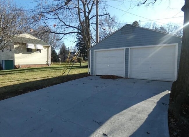 Building Photo - Gorgeous 4 bed, 2.5 bath in Lakewood