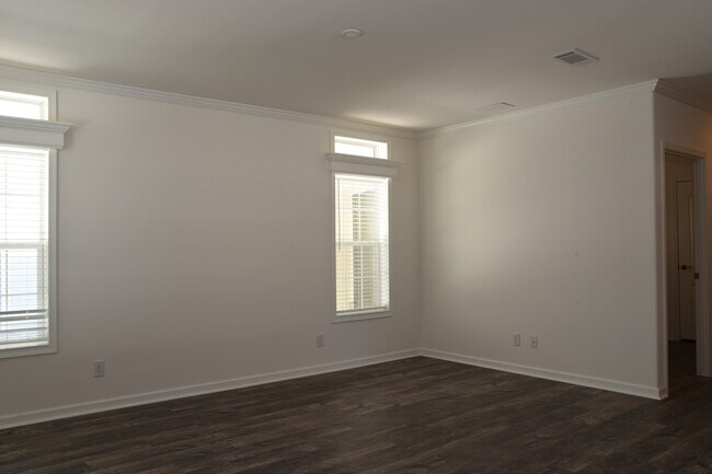 Building Photo - 1902 W Gleneagles Rd