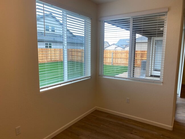 Building Photo - Newer 3 Bedroom 2 Bathroom Home in Tulare!