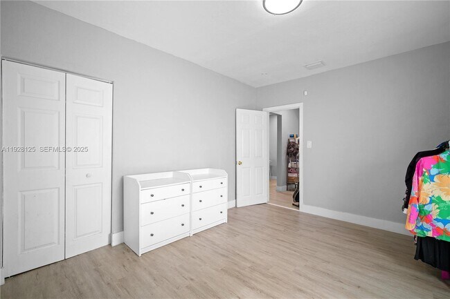 Building Photo - 16101 NE 11th Ave