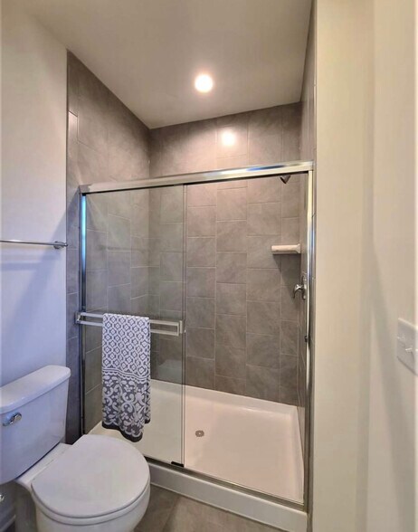 Tiled deluxe Master shower with seat. - 401 Cadence Cir