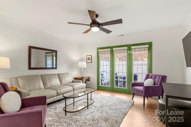 Building Photo - 1318 Green Oaks Ln