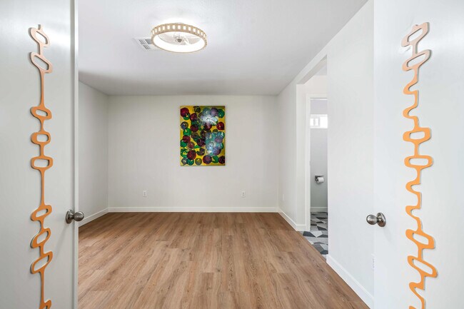 Building Photo - 117 Aliso Dr