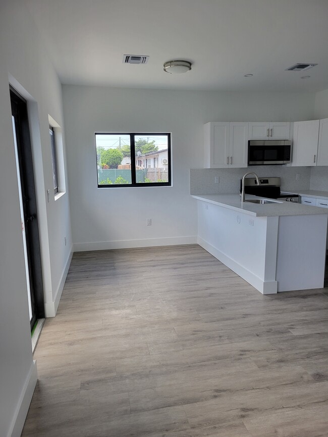 Building Photo - 4140 SW 18th St