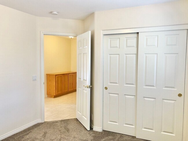 Building Photo - Light & Bright Single-Story Home in the Heart of Fallbrook, Complete with Private, Fully Fenced B...
