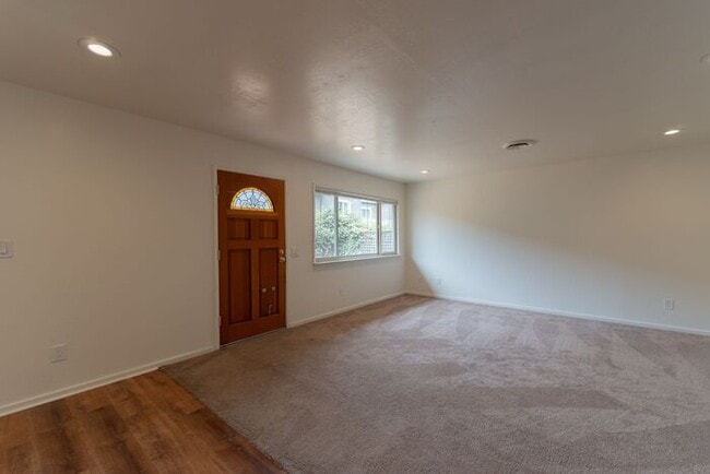 Building Photo - 2 Bedroom in Marina with Private Yard!