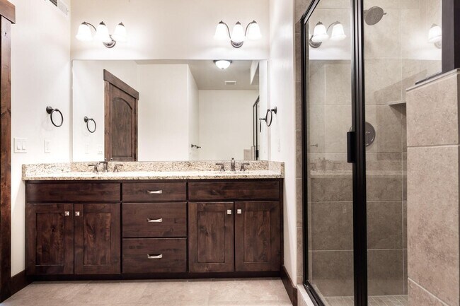 Building Photo - Unfurnished Condo in Black Rock Ridge