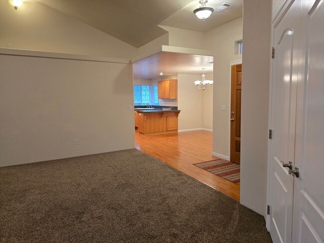 Building Photo - 3 bed 2 bath  Home for Rent in Grants Pass