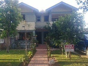 Building Photo - 905 W 40th Pl